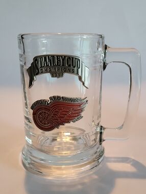 DETROIT RED WINGS STANLEY CUP 1997 GLASS BEER STEIN - CLEAR WITH RED LOGO